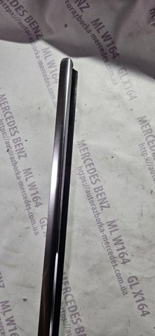 MERCEDES A1646907380 Уплотнитель стекла двери передней левой внешний (планка) в наличии Ирпень