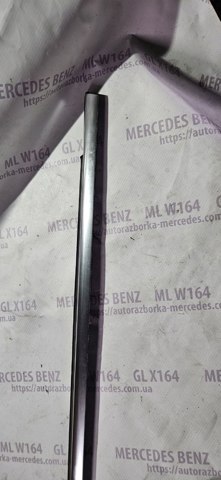 MERCEDES A1646907380 Уплотнитель стекла двери передней левой внешний (планка) в наличии Тернополь