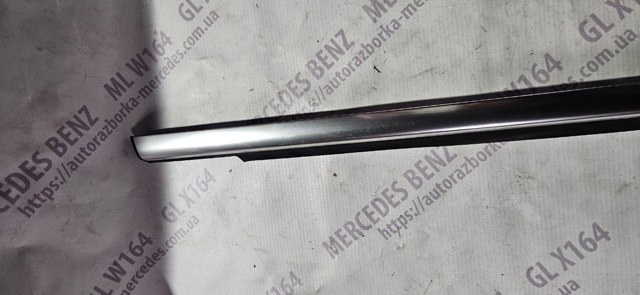 MERCEDES A1646907380 Уплотнитель стекла двери передней левой внешний (планка) в наличии Николаев