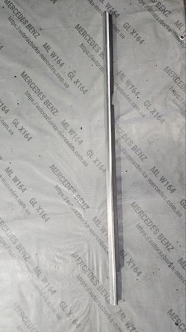 A1646908080 MERCEDES Молдинг опускного стекла двери задней правой купить в Львов