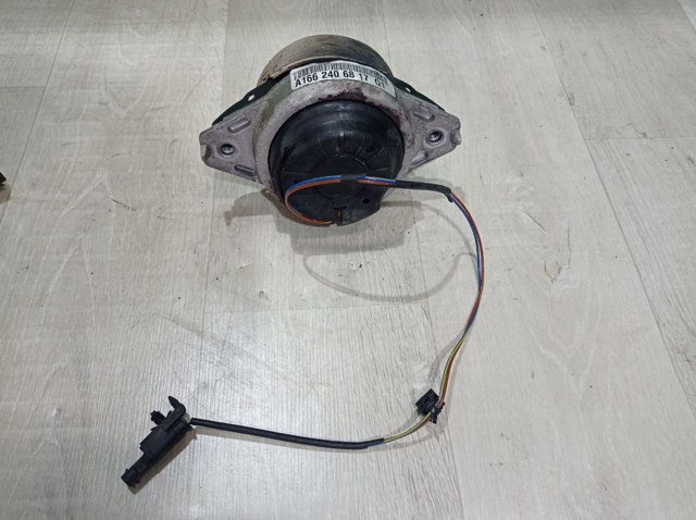 MERCEDES A1662406817 Левая подушка двигателя в наличии Львов