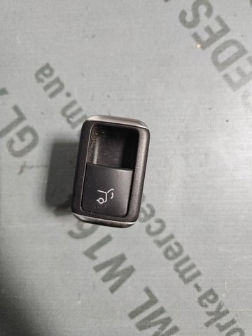 Кнопка салона привода крышки багажника (двери 3/5-й (ляды) A1668707610 MERCEDES