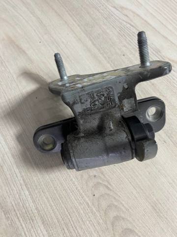 Петля водительской двери A2047201737 MERCEDES