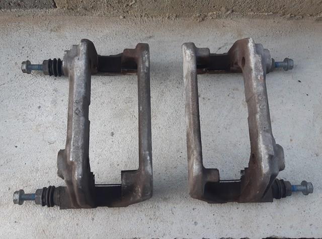Скоба тормозного суппорта заднего LR036572 LAND ROVER