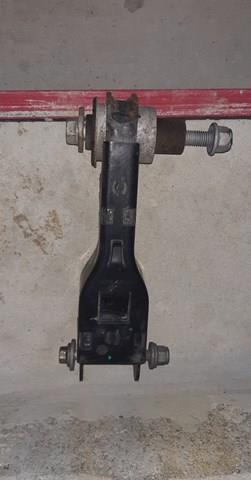 Балансир задний нижний, правый LR124617 LAND ROVER