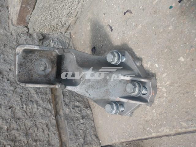 Кронштейн подушки (опоры) двигателя, левой LR033184 LAND ROVER