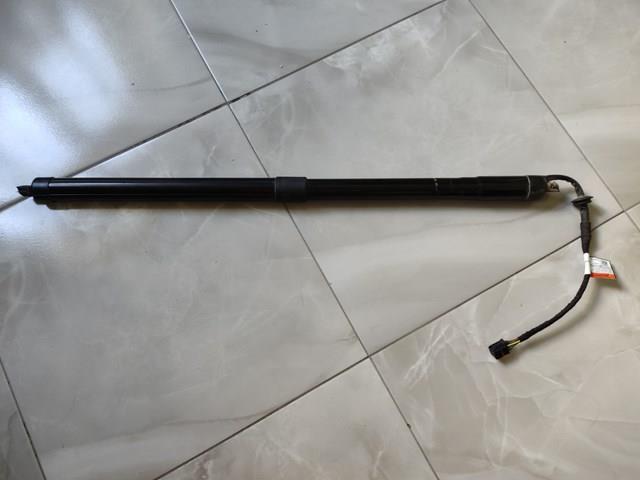Амортизатор двери багажника LR104909 LAND ROVER