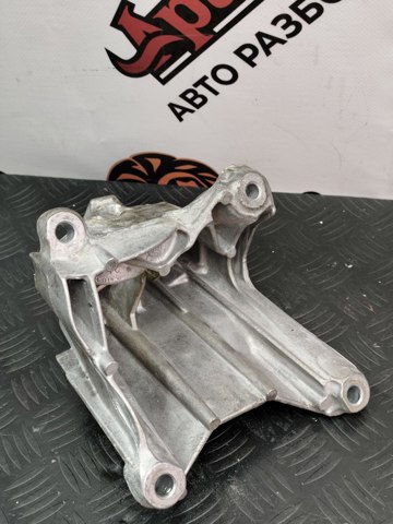 Кронштейн подушки (опоры) двигателя, левой 4M0199307CB VAG