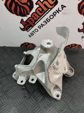 Кронштейн подушки (опоры) двигателя, правой 4M0199308CE VAG