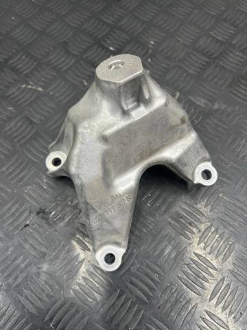 Кронштейн подушки (опоры) двигателя, левой 8W0199307Q VAG