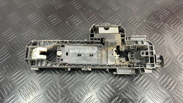 Держатель наружной ручки двери, правых дверей A2047601634 MERCEDES
