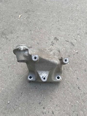 Кронштейн подушки (опоры) двигателя, левой A6422236304 MERCEDES