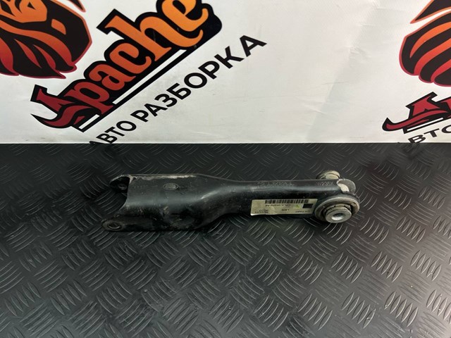 Рычаг задней подвески нижний, левый LR037700 LAND ROVER