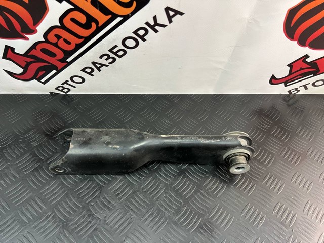 Рычаг задней подвески нижний, правый LR037702 LAND ROVER