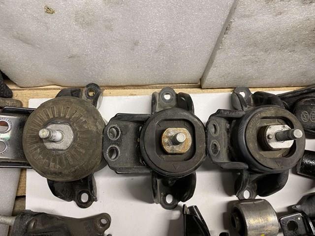 21810B2700 HYUNDAI Кронштейн подушки (опоры) двигателя правой купить в Николаев