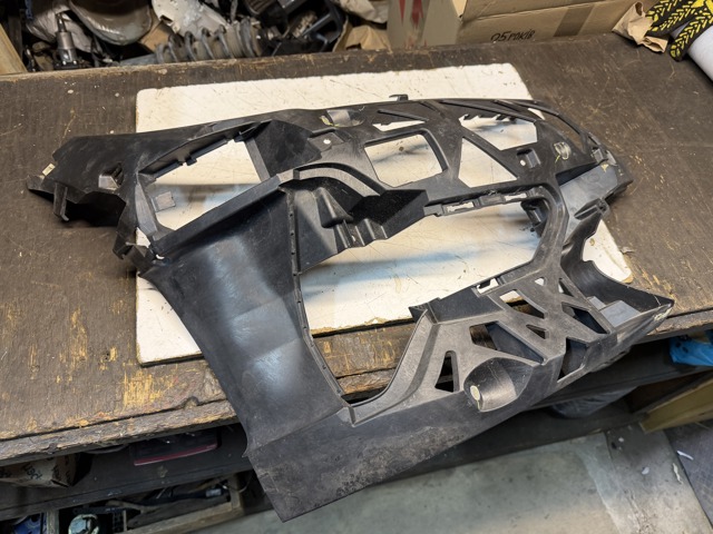 Кронштейн бампера переднего, правый 51117422248 BMW