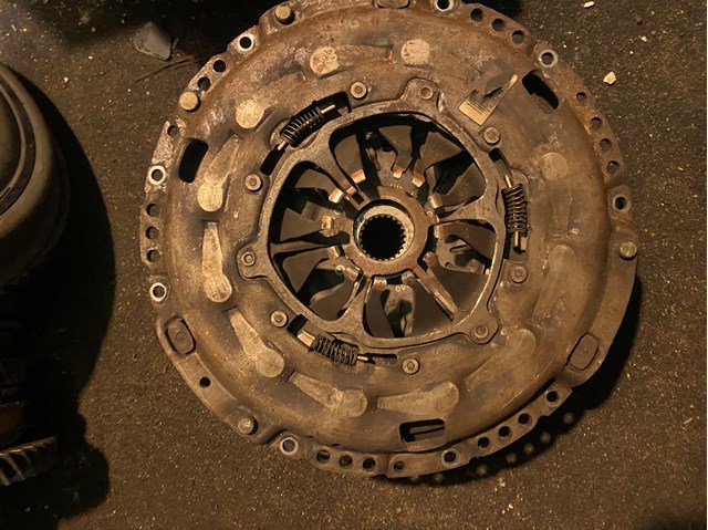 Нажимной диск сцепления 03G141025E VAG