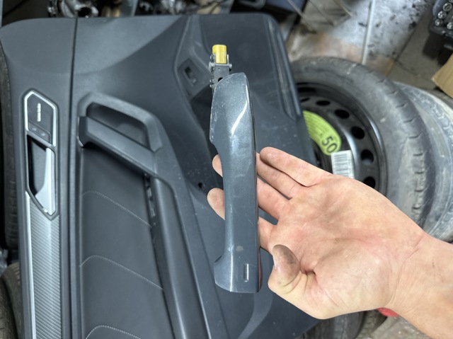 Ручка левой задней двери наружная 510837205L VAG