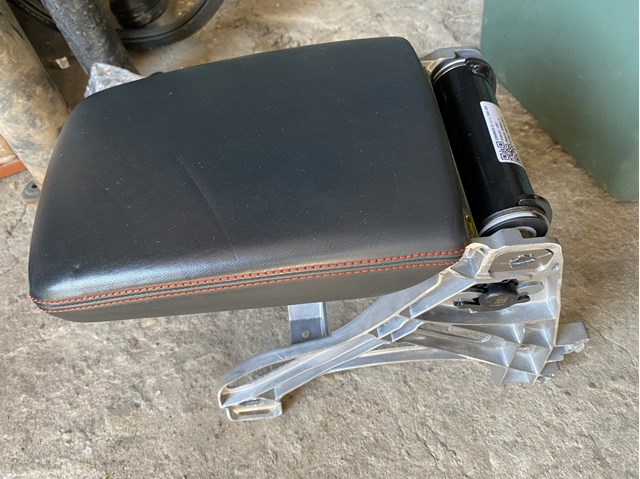 Кронштейн подлокотника 8W0864283B VAG