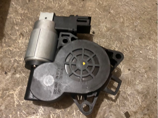 Мотор стеклоподъемника двери передней, правой G22C5858X MAZDA