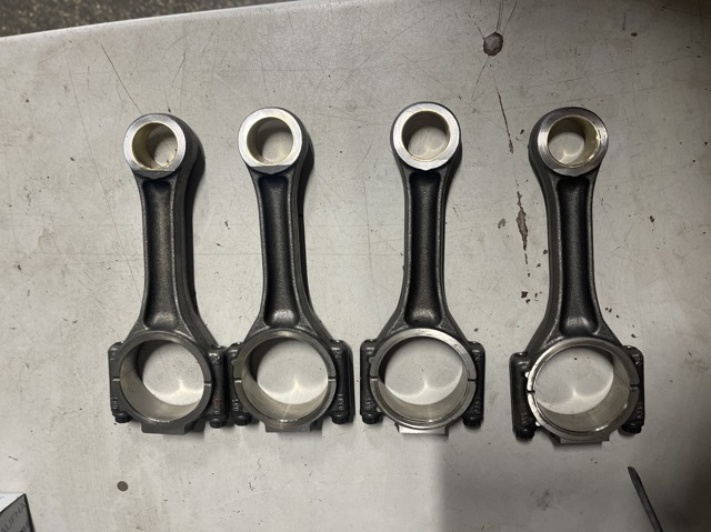 Шатун поршня двигателя 038105401J VAG