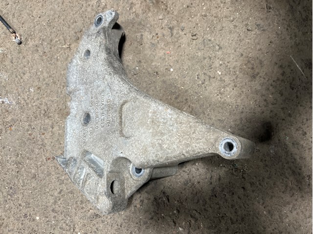 Кронштейн подушки (опоры) двигателя, правой 03L199207 VAG