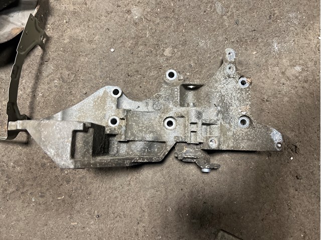 Кронштейн генератора натяжной Volkswagen Passat B6