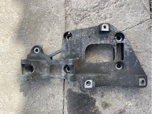 Кронштейн крепления генератора 06F903143F VAG