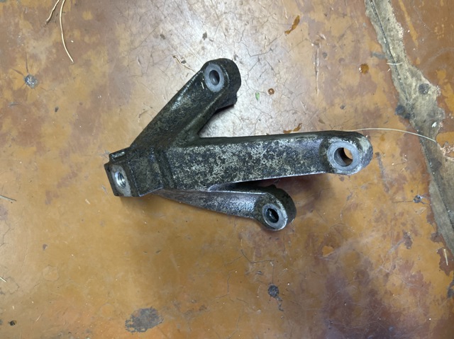 Крепление подушки коробки передач 1326812 FORD