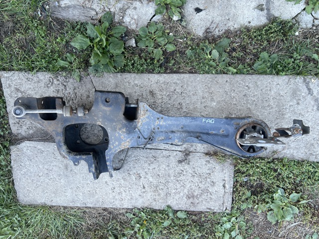 Цапфа (поворотный кулак) задний правый 1858856 FORD