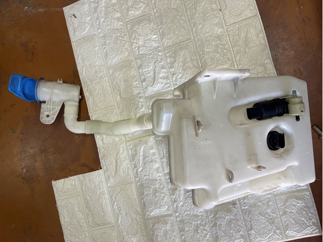 Водяной бачок омывателя стекла Фольксваген Гольф VI