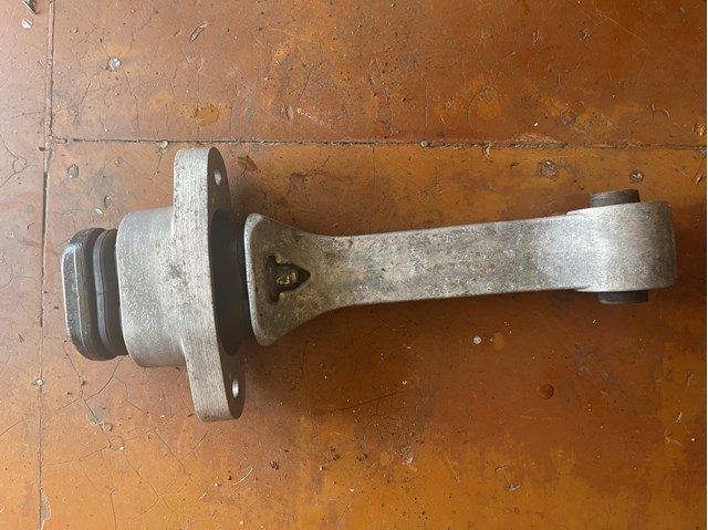 Подушка (опора) двигателя, левая задняя 219502W100 HYUNDAI