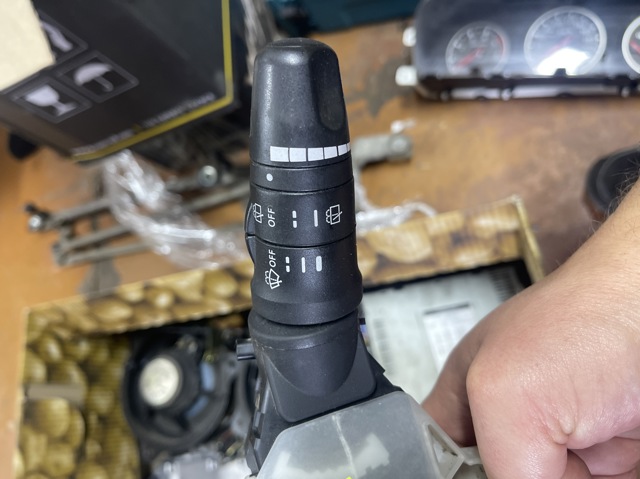 Переключатель подрулевой, правый 252608H905 NISSAN