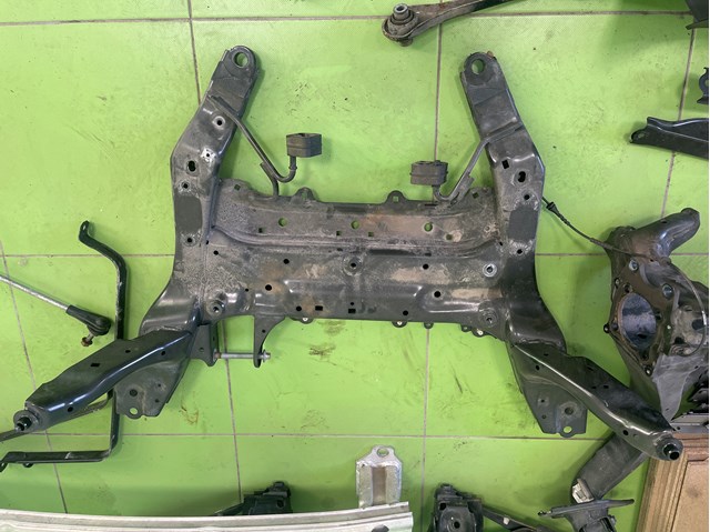 Крабобалка передней подвески 31116872729 BMW