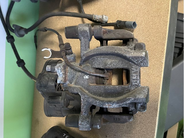 Задний правый суппорт 34206883034 BMW