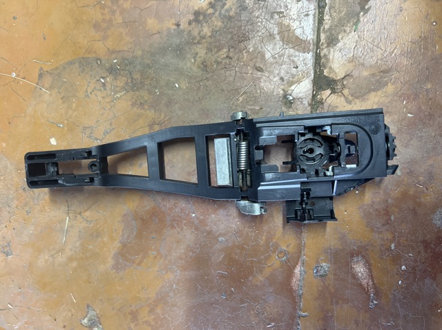 Держатель наружной ручки двери, передней левой 3M51R224A36AE FORD