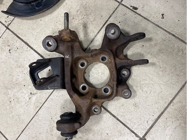 Цапфа - поворотный кулак задний, правый 4230448060 TOYOTA