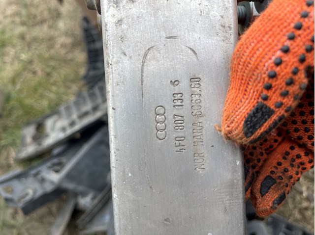 Кронштейн усилителя переднего бампера 4F0807133 VAG