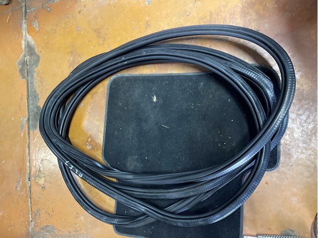 Уплотнитель двери передней, на (кузове) 4G0831721A VAG