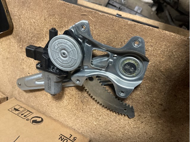 Стеклоподъемник задней правой двери 61042AL00A SUBARU