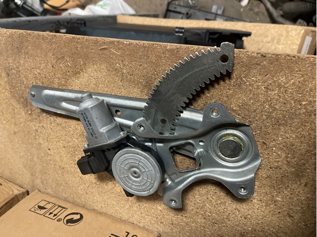 Стеклоподъемник левой задней двери 61042AL01A SUBARU