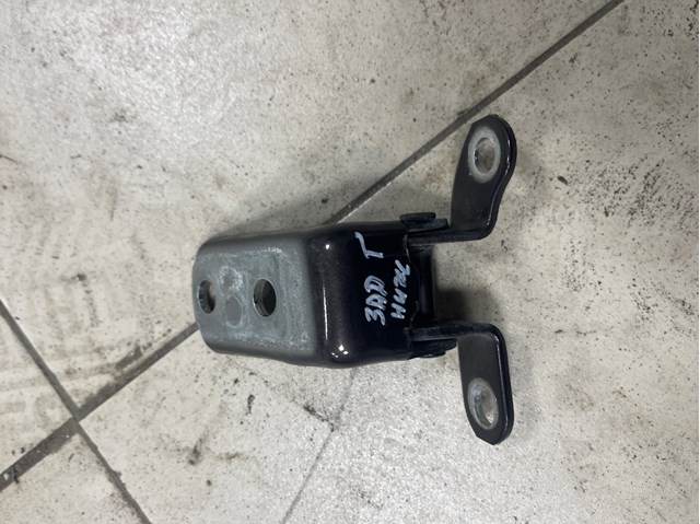 Петля двери задней левой 6878052031 TOYOTA