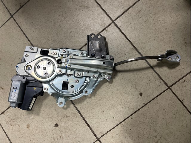 Актуатор замка задней двери 6891048030 TOYOTA