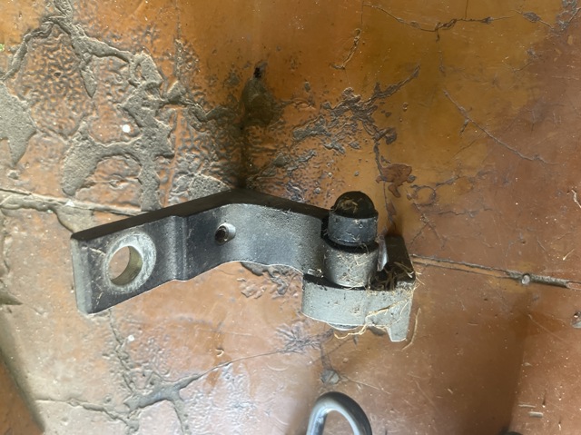 Петля передней двери правая 7L0831402B VAG