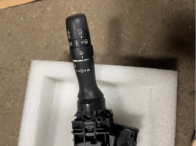 Правый подрулевой переключатель  83114AJ15A SUBARU