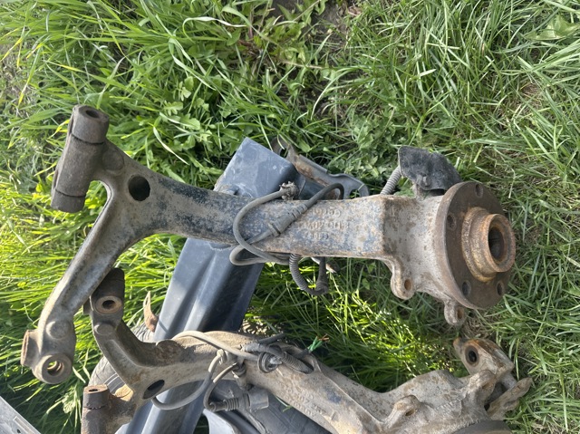Цапфа поворотного кулака 8D0407258T VAG