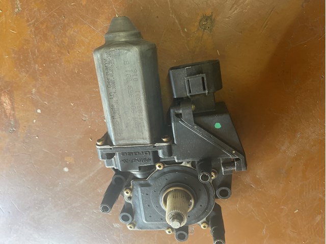 Привод электростеклоподъемника передний 8D0959801B VAG