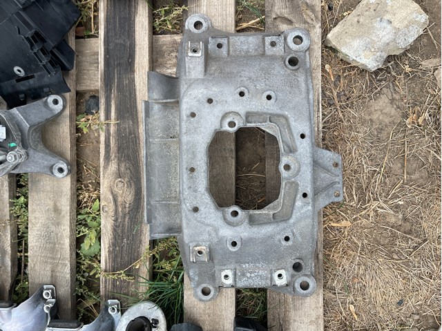 Балка крепления коробки передач 8K0399263BH VAG