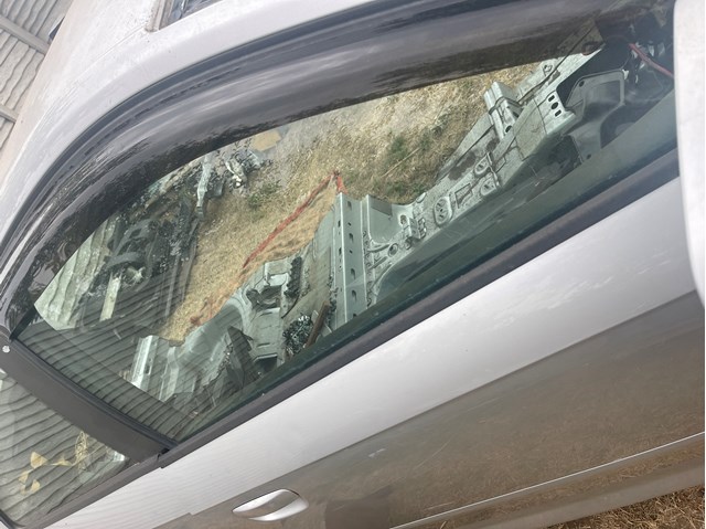 Стекло пассажирской двери 8P3845202 VAG