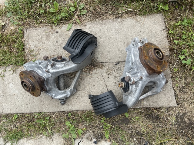 Цапфа поворотная левая 8R0505431C VAG